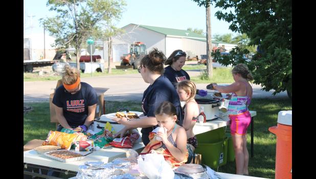 Volunteers did a marvelous job setting the stage for the event, and keeping things running smoothly. Mouth watering shredded pork burgers were just one of the things on the menu.